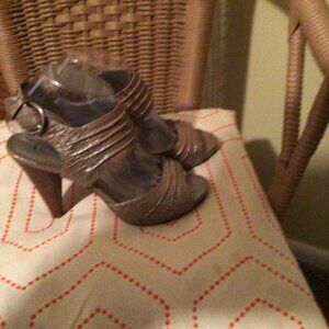 Reba Crocodile Heel Mingle Tan And Silver Size 7 m